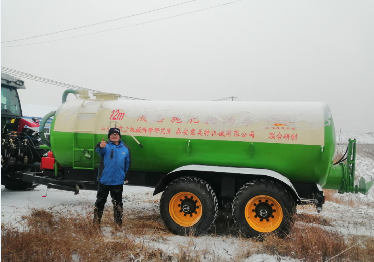 黑龍江省大慶市林甸縣花園鎮(zhèn)永興村12立方液態(tài)肥拋灑車(pic1)